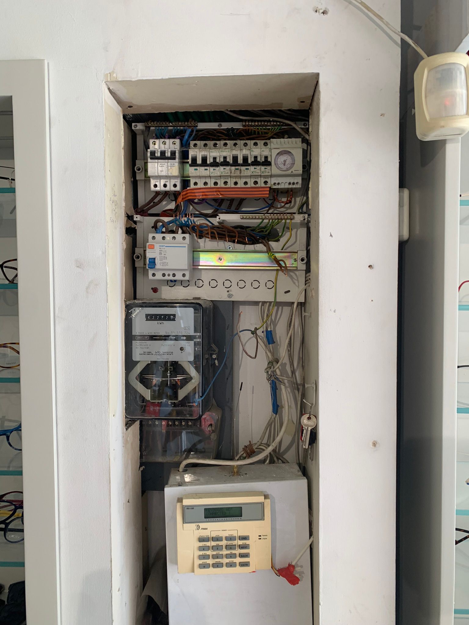 לוח חשמל לפני ואחרי